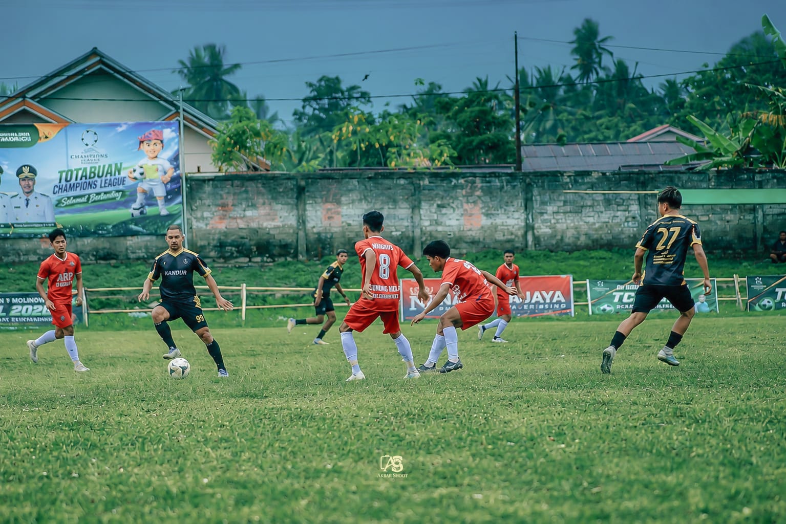 Gelandang Burako Alason FC, Timan Kadula saat menerima dikepung tiga pemain Bonawang FC dalam lanjutan Totabuan Champions League 2026 di Stadion Nunuk Matali, Kotamobagu, Rabu, 22 Juli 2026. Foto: Akbar TCW