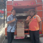 Proses pemuatan bantuan logistik darurat ke atas Kapal Saint Merry atas instruksi Gubernur Yulius Selvanus menuju Kabupaten Kepulauan Sangihe.