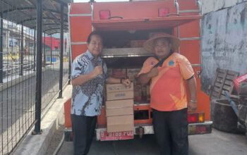 Proses pemuatan bantuan logistik darurat ke atas Kapal Saint Merry atas instruksi Gubernur Yulius Selvanus menuju Kabupaten Kepulauan Sangihe.