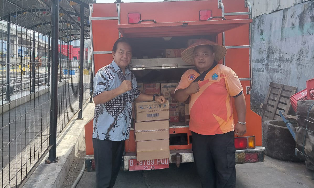 Proses pemuatan bantuan logistik darurat ke atas Kapal Saint Merry atas instruksi Gubernur Yulius Selvanus menuju Kabupaten Kepulauan Sangihe.