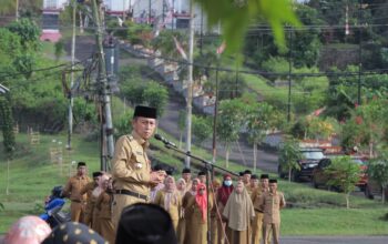 Bupati Bolsel Iskandar Kamaru didampingi Wakil Bupati Deddy Abdul Hamid saat memimpin apel pagi ASN di Lapangan Panango, Kompleks Perkantoran Pemkab Bolsel, Senin, 27 Juli 2026.