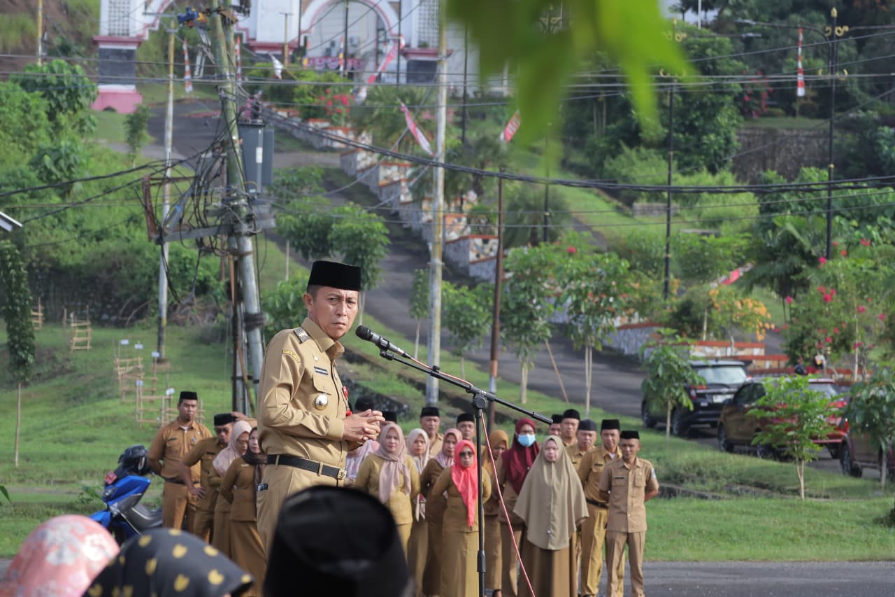Bupati Bolsel Iskandar Kamaru didampingi Wakil Bupati Deddy Abdul Hamid saat memimpin apel pagi ASN di Lapangan Panango, Kompleks Perkantoran Pemkab Bolsel, Senin, 27 Juli 2026.