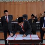 Ketua DPRD Bolsel Ir. Arifin Olii menandatangani Penetapan KUA-PPAS TA 2027 bersama Bupati Iskandar Kamaru di Ruang Sidang Paripurna DPRD Bolsel, Rabu, 29 Juli 2026.