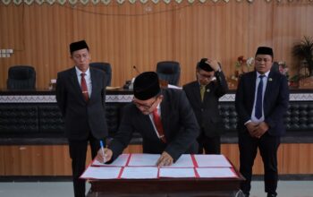 DPRD Sepakati KUA-PPAS 2027, Pemkab Bolsel Pacu Pembangunan 4 Ketua DPRD Bolsel Ir. Arifin Olii menandatangani Penetapan KUA-PPAS TA 2027 bersama Bupati Iskandar Kamaru di Ruang Sidang Paripurna DPRD Bolsel, Rabu, 29 Juli 2026.