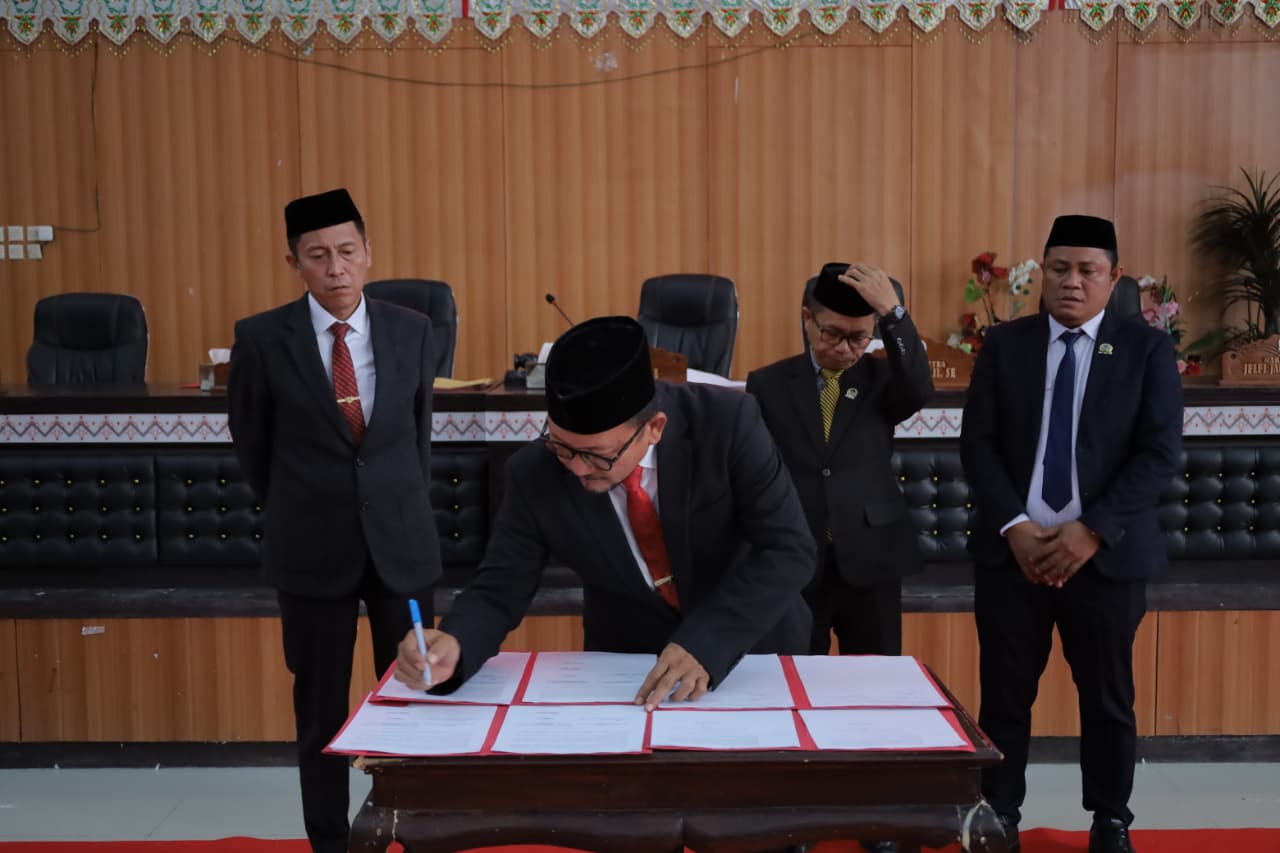 Ketua DPRD Bolsel Ir. Arifin Olii menandatangani Penetapan KUA-PPAS TA 2027 bersama Bupati Iskandar Kamaru di Ruang Sidang Paripurna DPRD Bolsel, Rabu, 29 Juli 2026.