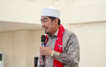 Ustaz Solmed saat memberikan dakwah dan Gerakan Sedekah Al-Qur'an di Masjid Islamic Center Bolsel, Desa Toluaya, Rabu, 29 Juli 2026. Foto: Diskominfo Bolsel