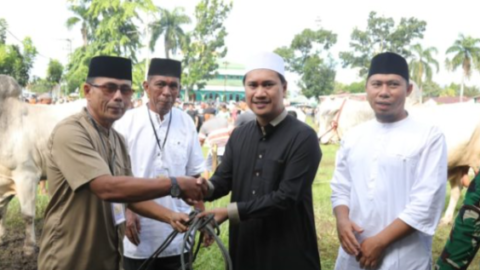 ‎Wakil Wali Kota Kotamobagu Serahkan 4 Sapi Kurban di Kelurahan Motoboi Kecil