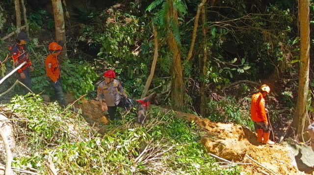 Anjing Pelacak K-9 Polda Sulut Dikerahkan Cari Korban Kedua Longsor Lokasi Patung Bolmong