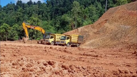 Aktivitas PETI di Mintu Boltim Picu Ancaman Banjir Bandang, Kapolres: Akan Ditutup 2 Alat berat beroperasi di lokasi PETI Mintu, Atoga, Boltim. Aktivitas tambang ilegal ini merusak hulu sungai dan memicu ancaman banjir bandang. Foto: Ist