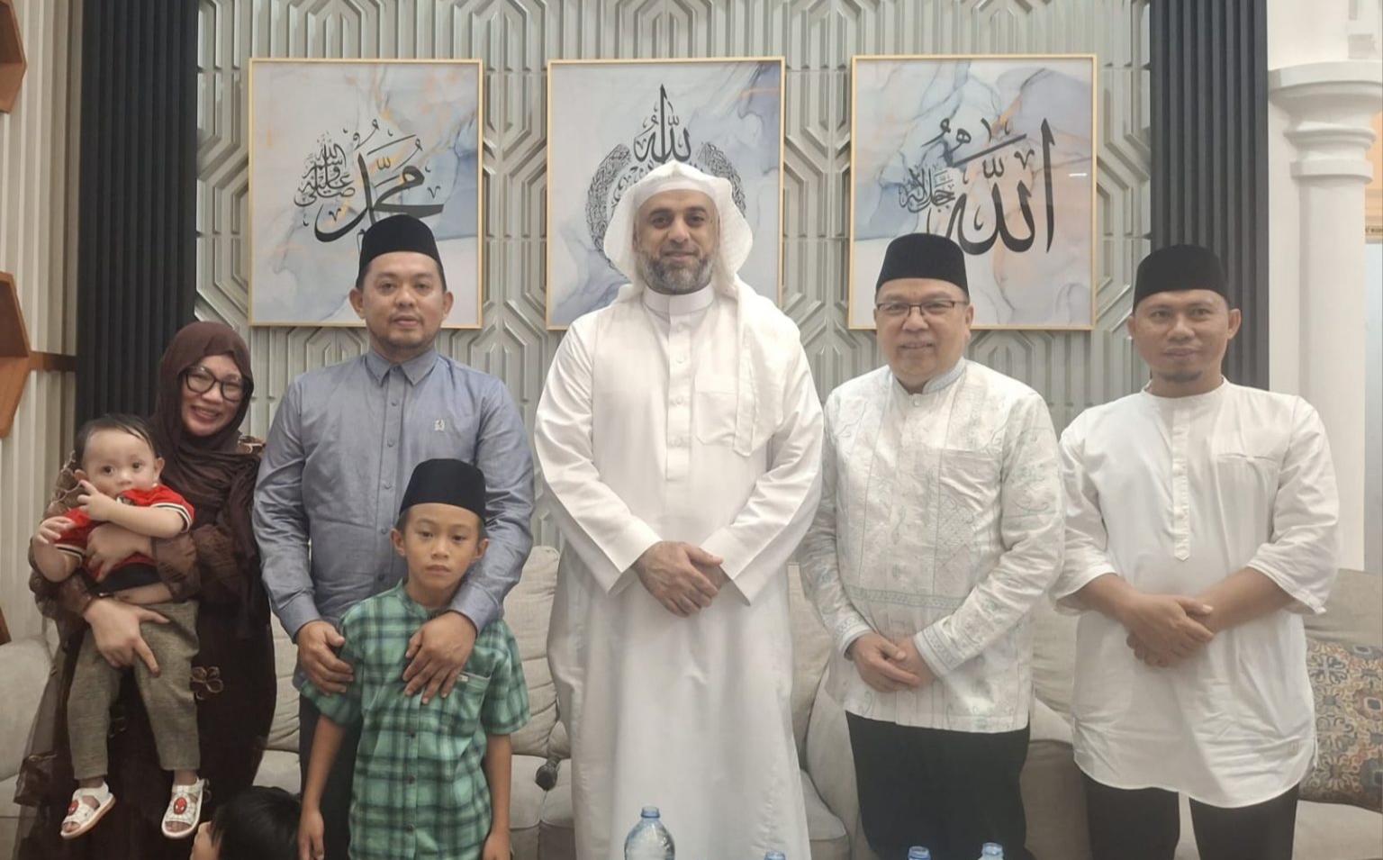 Syekh Mohammed Ali Jaber didampingi Ketua PBNU Kotamobagu Nasrun Koto saat bersilaturahmi di kediaman Rahman Salehe dan Salsa Mamonto di Kelurahan Motoboi Kecil, Kotamobagu Selatan, Sabtu (24/7/2026).