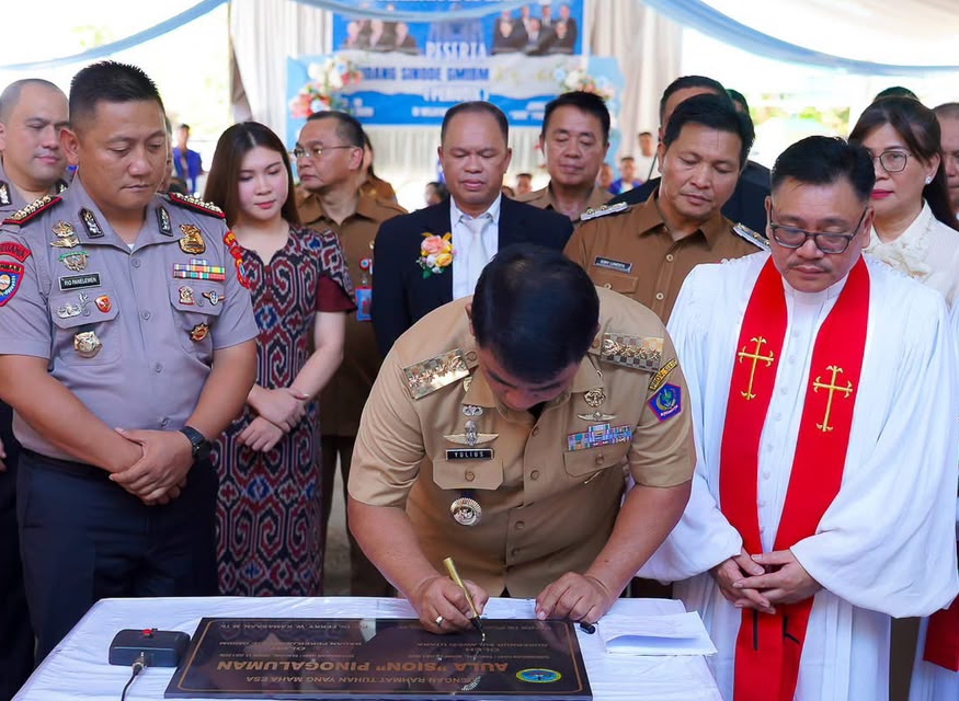 Anggota DPRD Provinsi Sulawesi Utara, Dhea E. Lumenta, SE, saat mendampingi kunjungan kerja Gubernur Sulut Yulius Selvanus dalam pembukaan Sidang Sinode ke-60 GMIBM di Kabupaten Bolaang Mongondow, Senin, 13 Juli 2026.