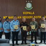 Bupati Bolaang Mongondow Yusra Alhabsyi saat menerima dokumen Pendapat Hukum (Legal Opinion) dari Kepala Kejari Kotamobagu Tasjrifin Muljana Abdul di Kantor Kejari Kotamobagu, Kamis, 16 Juli 2026.