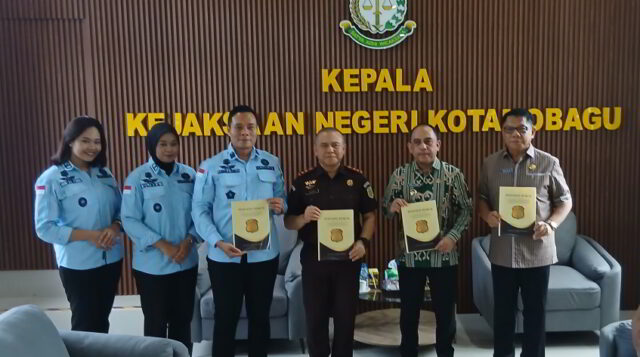 Kejari Kotamobagu Serahkan 4 Legal Opinion ke Pemkab Bolmong