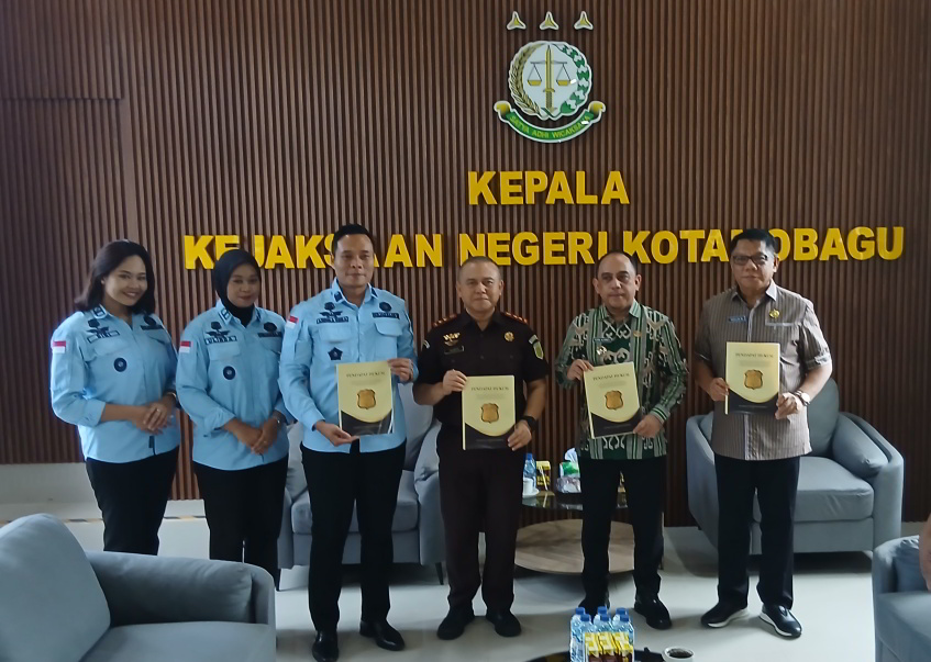Bupati Bolaang Mongondow Yusra Alhabsyi saat menerima dokumen Pendapat Hukum (Legal Opinion) dari Kepala Kejari Kotamobagu Tasjrifin Muljana Abdul di Kantor Kejari Kotamobagu, Kamis, 16 Juli 2026.