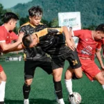 Aksi sengit para pemain Persin Sinindian dan Burako Alason Ratatotok FC saat berlaga pada partai pamungkas Grup C Turnamen Totabuan Champions League (TCL) 2026 di Stadion Nunuk Matali, Kotamobagu, Selasa, 28 Juli 2026.