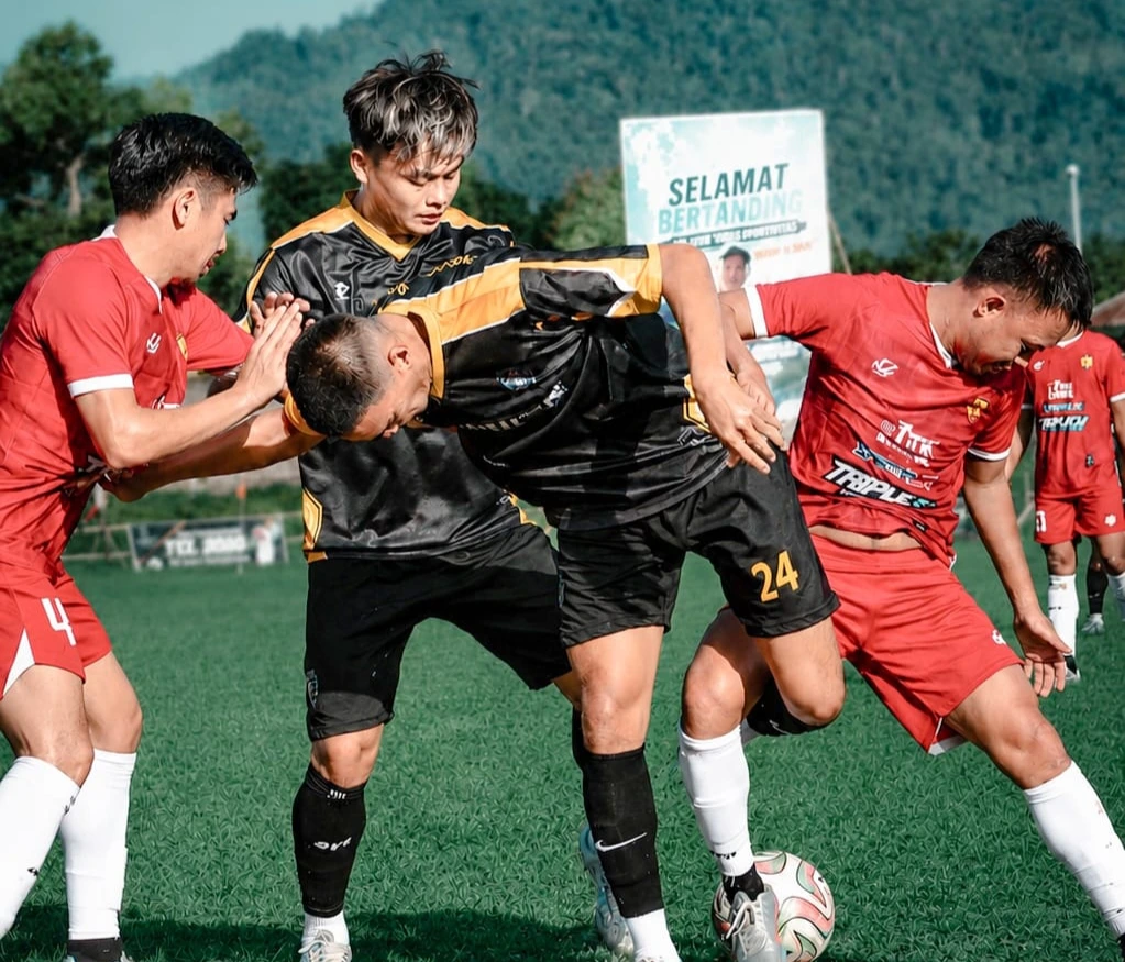 Aksi sengit para pemain Persin Sinindian dan Burako Alason Ratatotok FC saat berlaga pada partai pamungkas Grup C Turnamen Totabuan Champions League (TCL) 2026 di Stadion Nunuk Matali, Kotamobagu, Selasa, 28 Juli 2026.