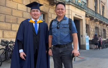 Medy Lensun Apresiasi Prestasi Akademik Internasional Rocky Wowor 6 Ketua Fraksi PDI Perjuangan DPRD Sulut, Rocky Wowor, B.Sc. (Hons.), MBA, mengenakan toga foto bersama dengan Ketua DPC PDI Perjuangan Boltim, Medy Lensun usai prosesi wisuda di Anglia Ruskin University, Cambridge, Inggris.