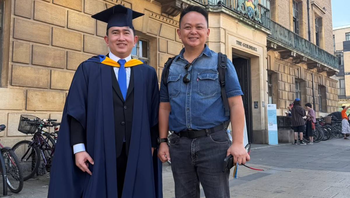 Ketua Fraksi PDI Perjuangan DPRD Sulut, Rocky Wowor, B.Sc. (Hons.), MBA, mengenakan toga foto bersama dengan Ketua DPC PDI Perjuangan Boltim, Medy Lensun usai prosesi wisuda di Anglia Ruskin University, Cambridge, Inggris.