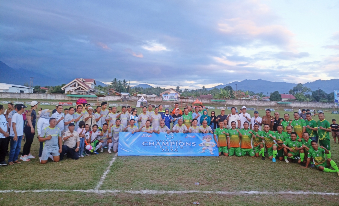 Wali Kota Kotamobagu dr. Weny Gaib membuka secara resmi turnamen sepak bola Totabuan Champions League (TCL) 2026 di Stadion Nunuk Matali, Senin (6/7/2026). Pembukaan kompetisi terbesar di BMR ini ditandai dengan laga eksibisi yang mempertemukan para kepala daerah dan aparatur pemerintah se-Bolaang Mongondow Raya.