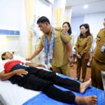 Gubernur Yulius Selvanus didampingi Ketua TP-PKK Provinsi Sulut Ny. Anik Yulius Selvanus dan jajaran pejabat terkait saat menyapa langsung serta meninjau kondisi salah satu pasien yang tengah mendapatkan perawatan di Unit Pelayanan Hemodialisis UPTD RSMN Bitung, Senin (6/7/2026).