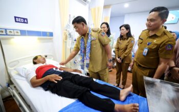 Gubernur Yulius Resmikan Unit Hemodialisis RSMN Bitung 3 Gubernur Yulius Selvanus didampingi Ketua TP-PKK Provinsi Sulut Ny. Anik Yulius Selvanus dan jajaran pejabat terkait saat menyapa langsung serta meninjau kondisi salah satu pasien yang tengah mendapatkan perawatan di Unit Pelayanan Hemodialisis UPTD RSMN Bitung, Senin (6/7/2026).