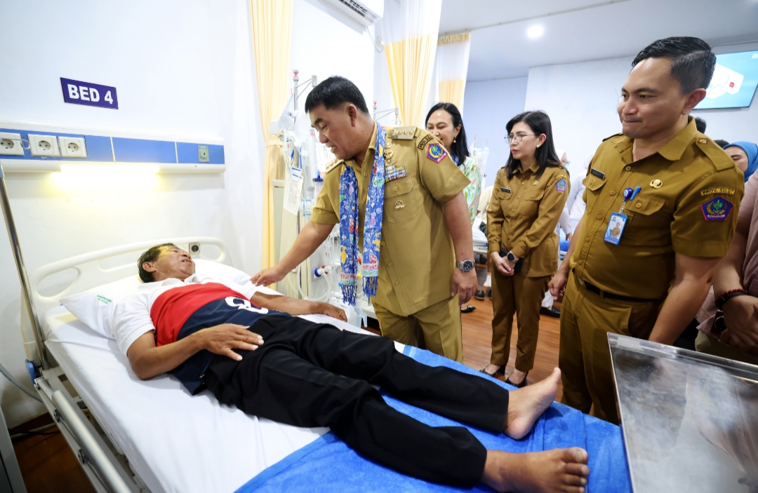 Gubernur Yulius Selvanus didampingi Ketua TP-PKK Provinsi Sulut Ny. Anik Yulius Selvanus dan jajaran pejabat terkait saat menyapa langsung serta meninjau kondisi salah satu pasien yang tengah mendapatkan perawatan di Unit Pelayanan Hemodialisis UPTD RSMN Bitung, Senin (6/7/2026).