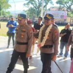 Momen penuh keakraban antara pejabat lama Kapolres Kotamobagu AKBP Irwanto dan pejabat baru AKBP Abdul Kholik di Mapolres Kotamobagu, Senin, 13 Juli 2026