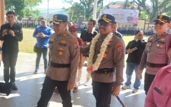 Kisah Dua Sahabat Lulusan Akpol 2005, AKBP Abdul Kholik Teruskan Perjuangan AKBP Irwanto 3 Momen penuh keakraban antara pejabat lama Kapolres Kotamobagu AKBP Irwanto dan pejabat baru AKBP Abdul Kholik di Mapolres Kotamobagu, Senin, 13 Juli 2026