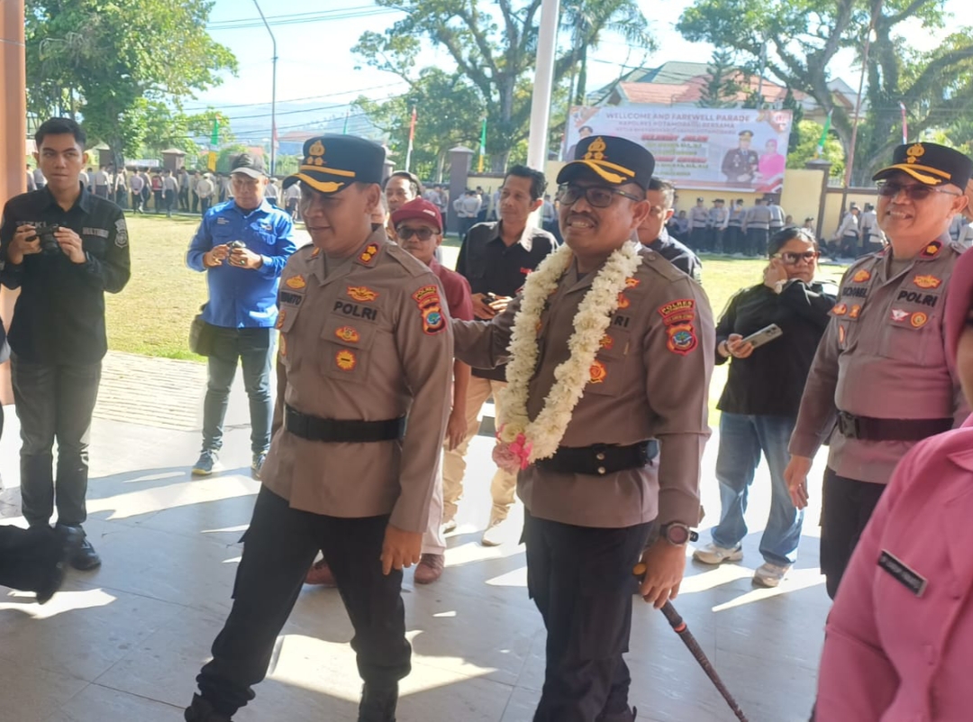 Momen penuh keakraban antara pejabat lama Kapolres Kotamobagu AKBP Irwanto dan pejabat baru AKBP Abdul Kholik di Mapolres Kotamobagu, Senin, 13 Juli 2026
