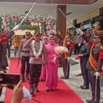 Kapolres Kotamobagu yang baru AKBP Abdul Kholik mendampingi AKBP Irwanto beserta istri dalam prosesi tradisi Pedang Pora di halaman Mapolres Kotamobagu, Senin, 13 Juli 2026. Foto: Sulutplus