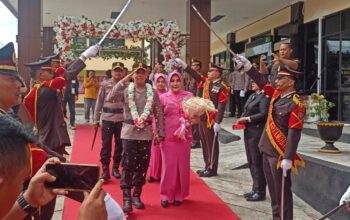 Didampingi AKBP Abdul Kholik, Suasana Haru Warnai Pedang Pora Pelepasan AKBP Irwanto 3 Kapolres Kotamobagu yang baru AKBP Abdul Kholik mendampingi AKBP Irwanto beserta istri dalam prosesi tradisi Pedang Pora di halaman Mapolres Kotamobagu, Senin, 13 Juli 2026. Foto: Sulutplus
