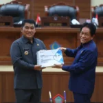 Gubernur Yulius Selvanus, saat menyerahkan Ranperda Pemprov Sulut kepada Ketua DPRD dalam Rapat Paripurna di Manado, Selasa, 14 Juli 2026. Foto: Diskominfo Pemprov Sulut