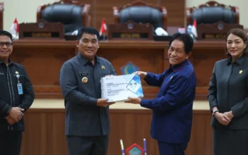 Gubernur Yulius Selvanus, saat menyerahkan Ranperda Pemprov Sulut kepada Ketua DPRD dalam Rapat Paripurna di Manado, Selasa, 14 Juli 2026. Foto: Diskominfo Pemprov Sulut