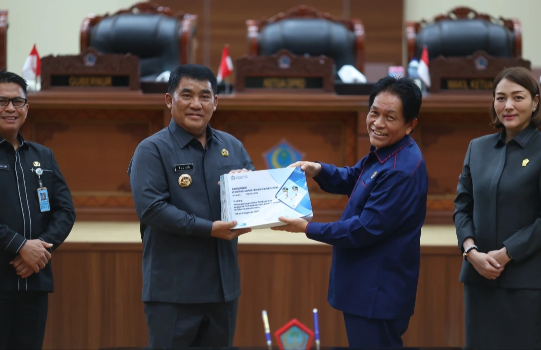 Gubernur Yulius Selvanus, saat menyerahkan Ranperda Pemprov Sulut kepada Ketua DPRD dalam Rapat Paripurna di Manado, Selasa, 14 Juli 2026. Foto: Diskominfo Pemprov Sulut
