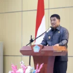 Gubernur Yulius Selvanus saat memberikan pemaparan mengenai pentingnya kepemimpinan adaptif dalam membangun ekosistem investasi pada PKN Tingkat II di BPSDMD Sulut, Selasa, 14 Juli 2026