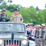 Gubernur Yulius Selvanus saat memimpin langsung upacara pembukaan Karya Bakti Skala Besar TNI di Lapangan Rumah Dinas Bupati Kepulauan Talaud, Rabu, 15 Juli 2026.