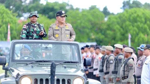 Gubernur Yulius Selvanus saat memimpin langsung upacara pembukaan Karya Bakti Skala Besar TNI di Lapangan Rumah Dinas Bupati Kepulauan Talaud, Rabu, 15 Juli 2026.