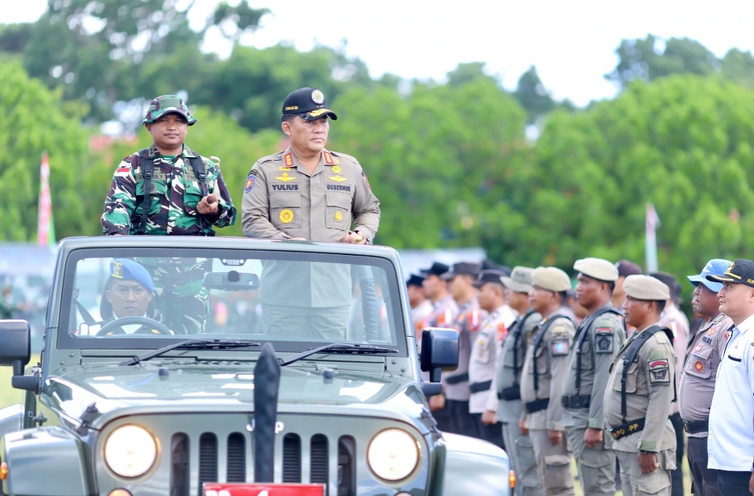 Gubernur Yulius Selvanus saat memimpin langsung upacara pembukaan Karya Bakti Skala Besar TNI di Lapangan Rumah Dinas Bupati Kepulauan Talaud, Rabu, 15 Juli 2026.