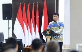 Gubernur Yulius Minta Pejabat Eselon III Lahirkan Inovasi 3 Gubernur Yulius Selvanus memberikan pengarahan tegas kepada pejabat Eselon III di Aula Mapalus, Kantor Gubernur Sulut, Jumat, 17 Juli 2026. Foto: Diskominfo Sulut