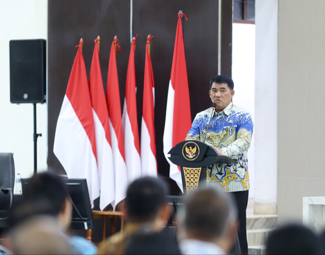 Gubernur Yulius Selvanus memberikan pengarahan tegas kepada pejabat Eselon III di Aula Mapalus, Kantor Gubernur Sulut, Jumat, 17 Juli 2026. Foto: Diskominfo Sulut