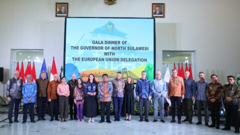Sambut Uni Eropa, Gubernur Yulius Dorong Konservasi Laut 9 Gubernur Sulut Yulius Selvanus bersama Delegasi Uni Eropa dalam jamuan resmi di Wisma Negara Bumi Beringin, Manado, menegaskan komitmen bersama mendukung pembangunan berkelanjutan berbasis ekonomi biru.