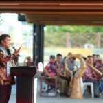 Gubernur Yulius Selvanus saat memberikan sambutan Pengucapan Syukur di Lapangan Sam Ratulangi, Taman God Bless, Tondano, Minahasa, Minggu, 26 Julu 2026.