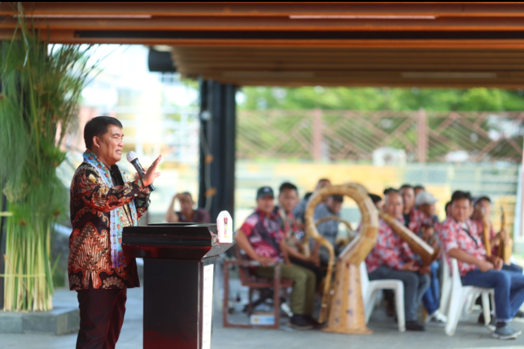 Gubernur Yulius Selvanus saat memberikan sambutan Pengucapan Syukur di Lapangan Sam Ratulangi, Taman God Bless, Tondano, Minahasa, Minggu, 26 Julu 2026.