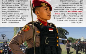 SANG KOMANDAN UPACARA: IPDA Fadhil Malik, S.Tr.K., saat memimpin jalannya upacara peringatan Hari Ulang Tahun (HUT) Bhayangkara ke-80 di Lapangan Boki Hontinimbang, Kotamobagu, Rabu (1/7/2026). Selain sukses mengemban tugas sebagai Komandan Upacara, perwira muda lulusan Akpol 2025 ini sehari-hari mengabdi sebagai Kanit Pidum Satreskrim Polres Kotamobagu. (Foto/Ilustrasi: SulutPlus.news)