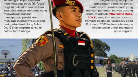 SANG KOMANDAN UPACARA: IPDA Fadhil Malik, S.Tr.K., saat memimpin jalannya upacara peringatan Hari Ulang Tahun (HUT) Bhayangkara ke-80 di Lapangan Boki Hontinimbang, Kotamobagu, Rabu (1/7/2026). Selain sukses mengemban tugas sebagai Komandan Upacara, perwira muda lulusan Akpol 2025 ini sehari-hari mengabdi sebagai Kanit Pidum Satreskrim Polres Kotamobagu. (Foto/Ilustrasi: SulutPlus.news)