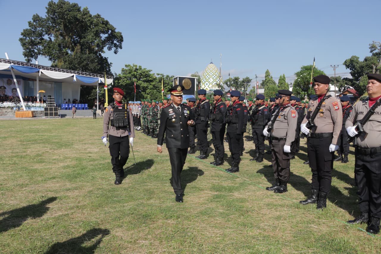 Mengenal IPDA Fadhil Malik: Sang Komandan Upacara HUT Bhayangkara ke-80 Polres Kotamobagu 2 PEMERIKSAAN PASUKAN: Kapolres Kotamobagu, AKBP Irwanto, S.I.K., M.H., melakukan pemeriksaan pasukan dengan didampingi Komandan Upacara IPDA Fadhil Malik, S.Tr.K., pada upacara peringatan HUT Bhayangkara ke-80 di Lapangan Boki Hontinimbang, Kotamobagu, Rabu (1/7/2026). Pemeriksaan ini dilakukan untuk memastikan kesiapan seluruh personel dalam rangkaian hari jadi Polri tersebut.