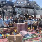 Jajaran Pemprov Sulut menyalurkan bantuan tanggap darurat secara simbolis kepada warga terdampak musibah kebakaran di kawasan Asgap Pakowa, Kota Manado, Kamis, 30 Juli 2026.