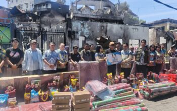 Jajaran Pemprov Sulut menyalurkan bantuan tanggap darurat secara simbolis kepada warga terdampak musibah kebakaran di kawasan Asgap Pakowa, Kota Manado, Kamis, 30 Juli 2026.