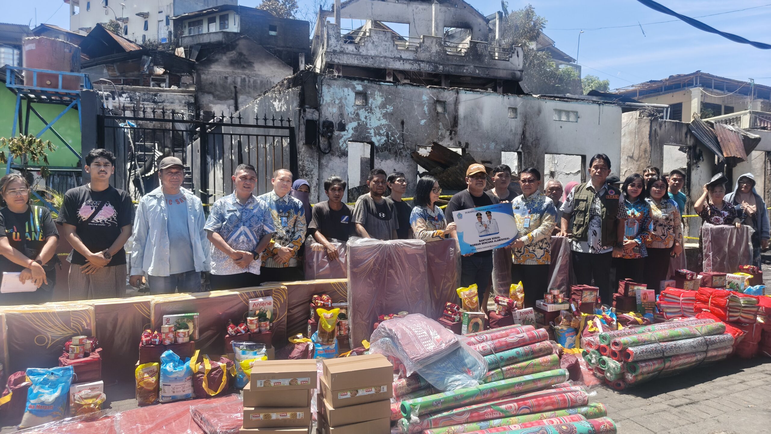 Jajaran Pemprov Sulut menyalurkan bantuan tanggap darurat secara simbolis kepada warga terdampak musibah kebakaran di kawasan Asgap Pakowa, Kota Manado, Kamis, 30 Juli 2026.