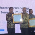 Gubernur Yulius Selvanus menerima penghargaan Pemanfaatan E-Purchasing Tertinggi dari LKPP RI pada ajang ICEF 2026 di JIExpo Kemayoran, Jakarta, Kamis, 30 Juli 2026. Foto: Diskominfo Sulut
